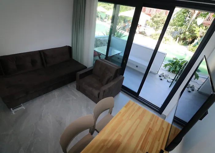 Paradise Garden Apartmanhotel 3*